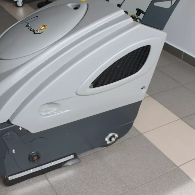 Balayeuse Accompagnée à Batteries ANUBIS 680BT