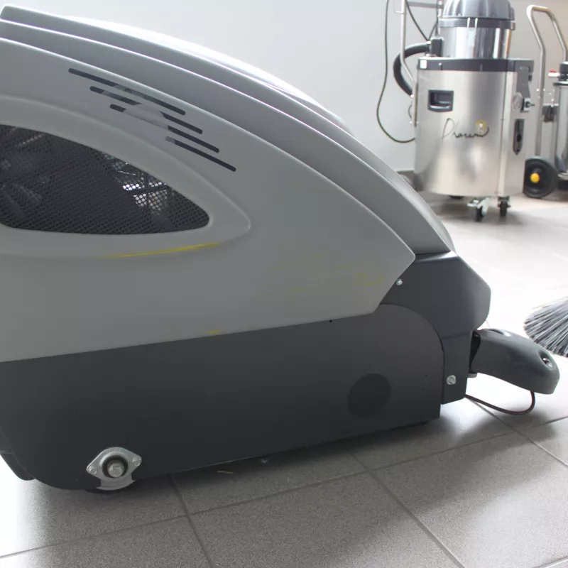 Balayeuse Accompagnée à Batteries ANUBIS 680BT