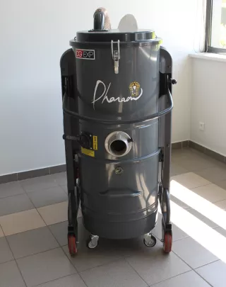 Aspirateur industriel triphasé pour aspiration de poussières lourdes et déchets - Reconditionné Grade B