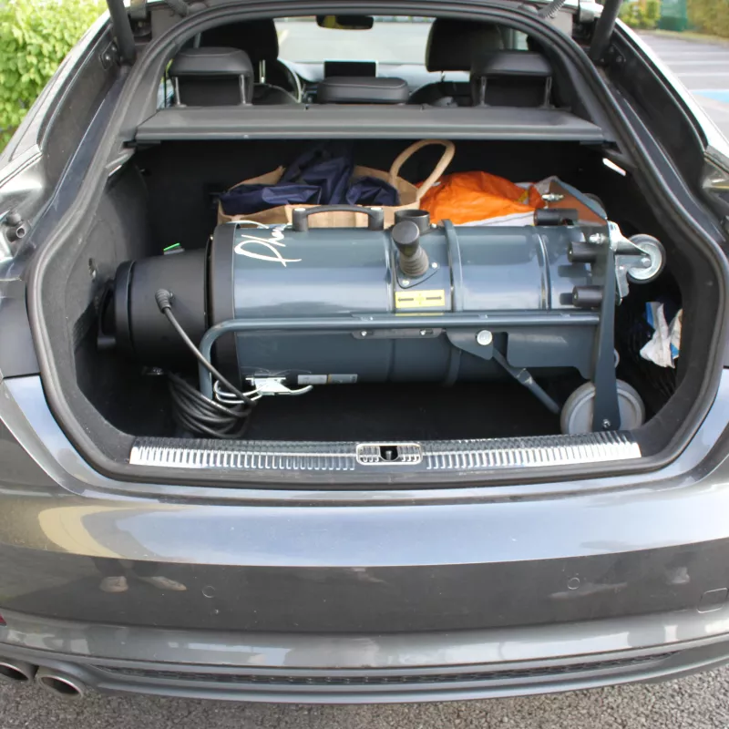 Aspirateur industriel compact et maniable avec poignée verticale