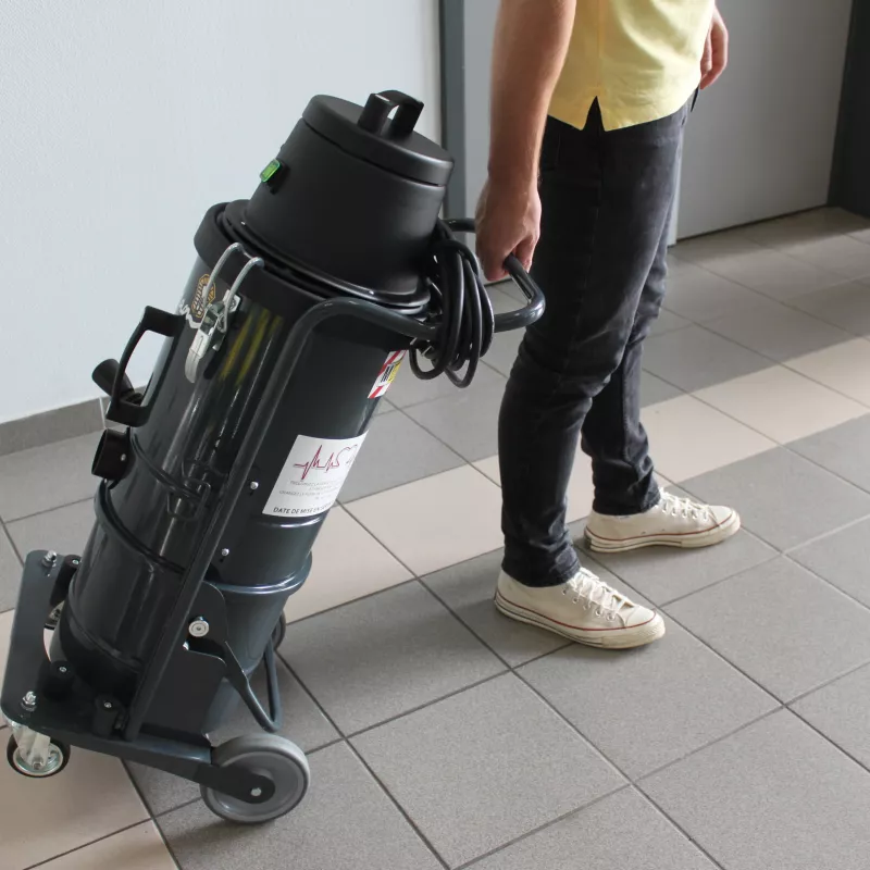 Aspirateur industriel compact et maniable avec poignée verticale