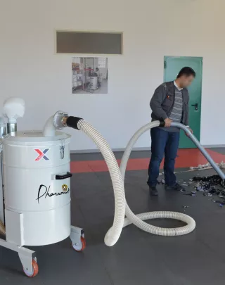 AS50 | Aspirateur industriel triphasé 4,6 kW avec vidange verticale 210L pour aspiration de tissus et d'emballages