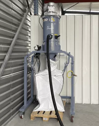 SILOVAC 100T : Unité d'aspiration triphasée performante avec vidange direct dans un big-bag.